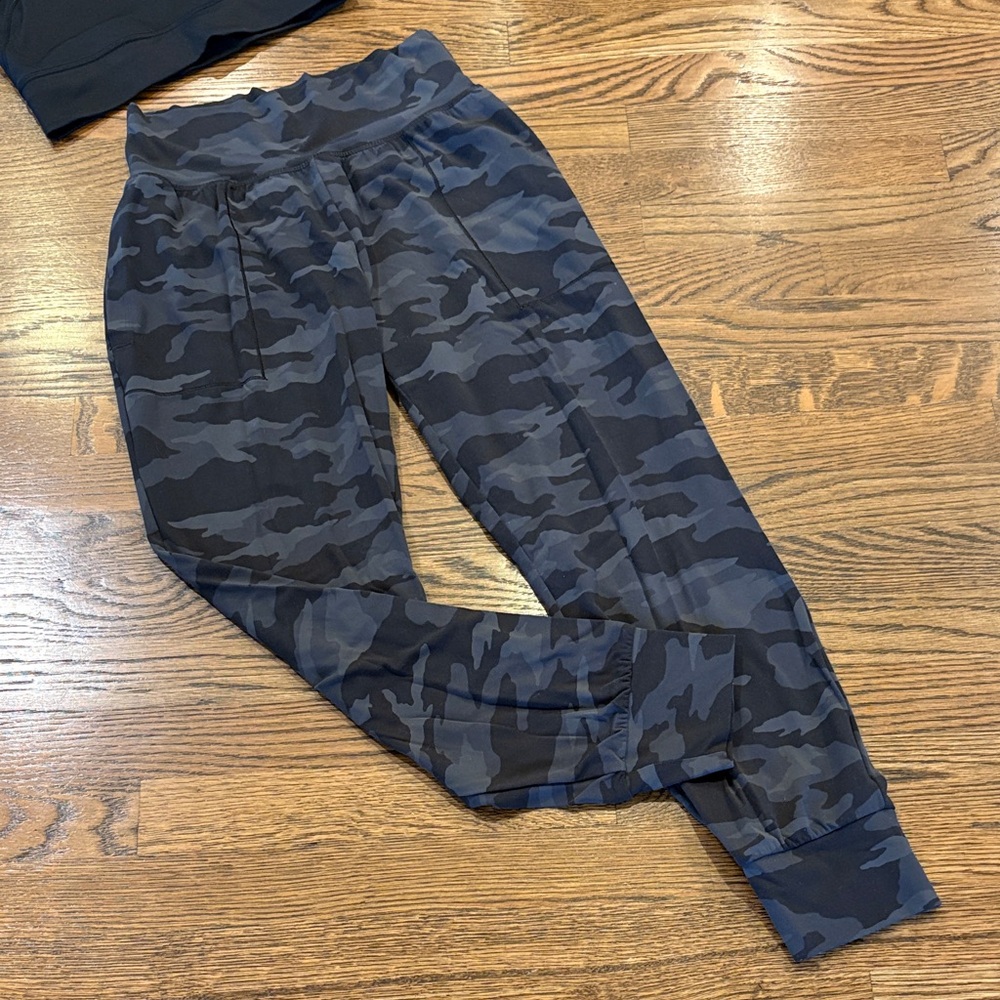 Athleta Salutation Camouflage Jogger Pants, s
